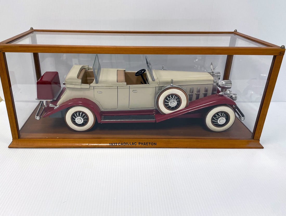 1932 Cadillac Phaeton Car Model Display (1 of 2)