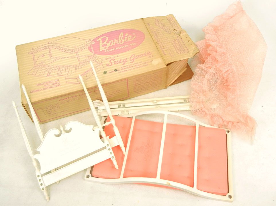 Susy Goose Barbie four-poster bed in original box: Susy Goose Barbie four-poster bed in original box