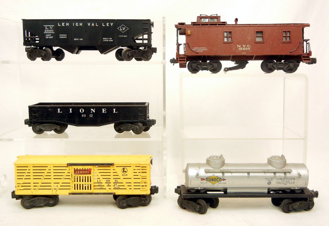 Five Lionel freight cars, including No. 2465 Sunoc: Five Lionel freight cars, including No. 2465 Sunoco oil tank car, NYC 19400 caboose, No. 6456 hopper car in original box, No. 3656 box car in original box, and No. 6012 gondola with logs in original b