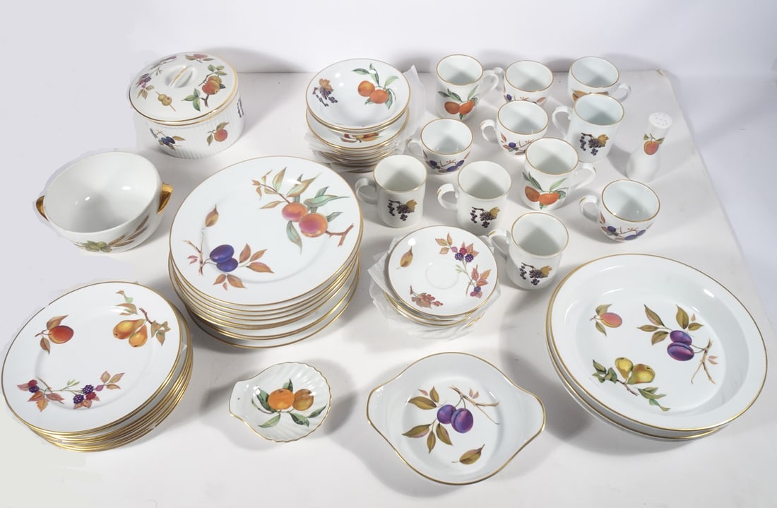 Royal Worcester Evesham Gold Pattern China Set (1 of 3)