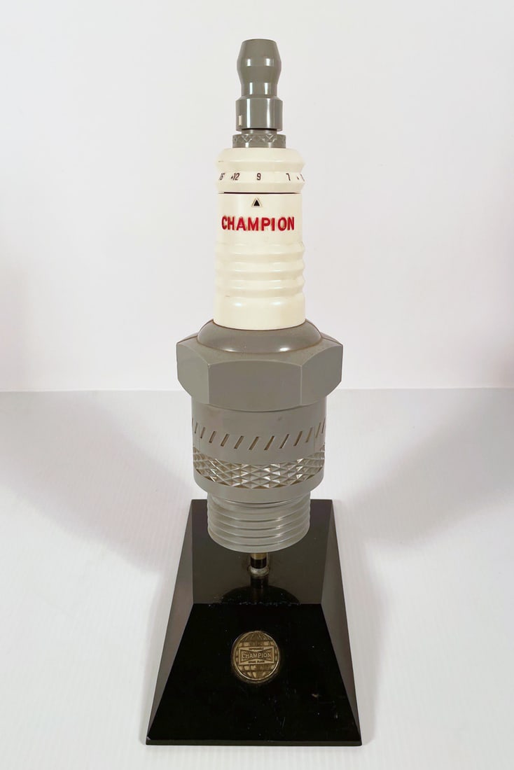 Champion Spark Plug Plastic Novelty AM Radio (1 of 2)