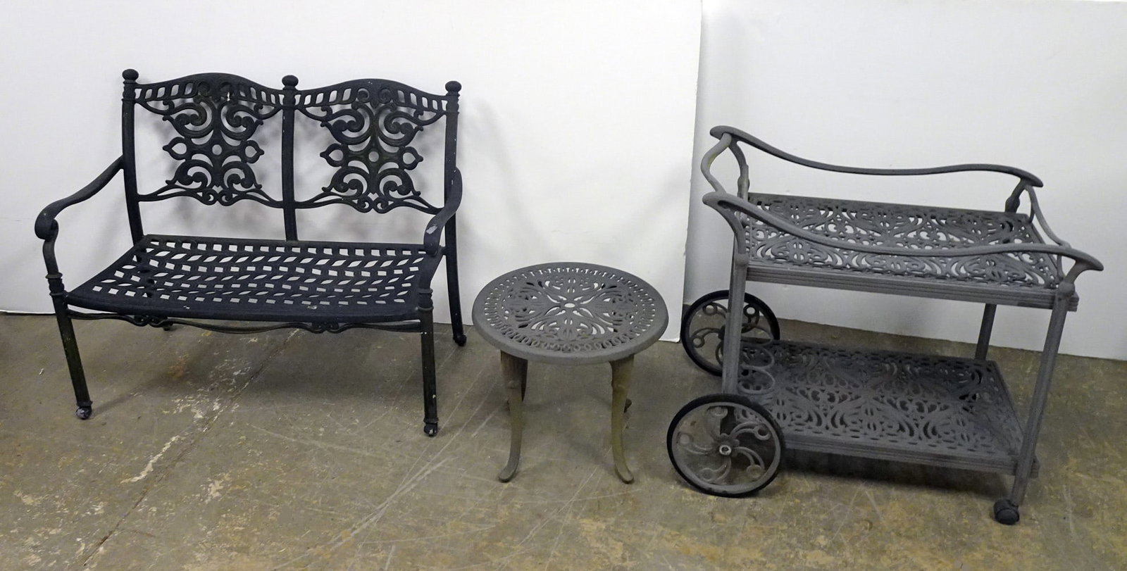 Hanamint Sand-Cast Aluminum Outdoor Furniture: Three piece Hanamint Corporation sand-cast aluminum outdoor furniture grouping, each piece has the Hanamint embossed H in square mark on its underside, circa late 20th c., 36" (h) x 43" x 22" bar cart