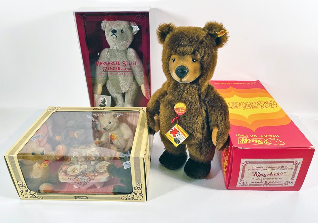 Steiff Bears Grouping in packaging (1 of 4)