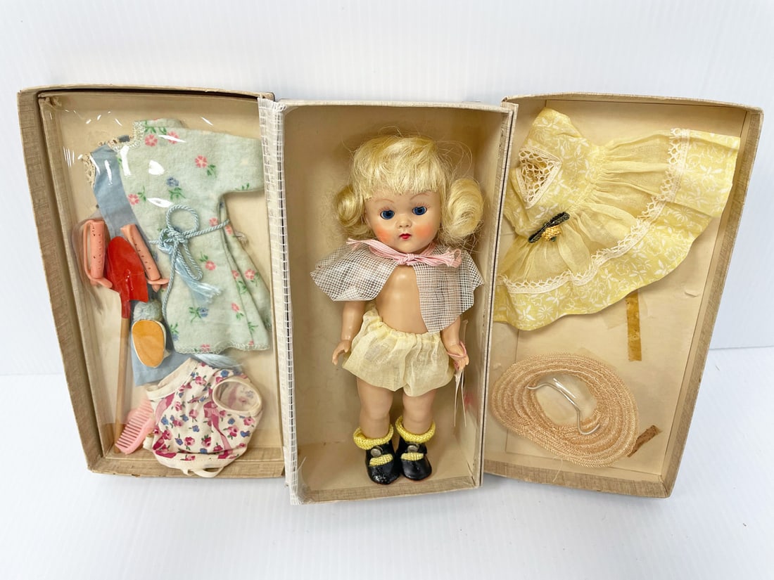 Vogue 1953 fitted wardrobe chest with Ginny doll (1 of 1)