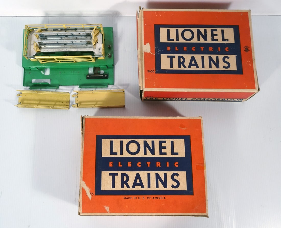 Lionel Postwar Era Operating Cattle Cars (1 of 2)