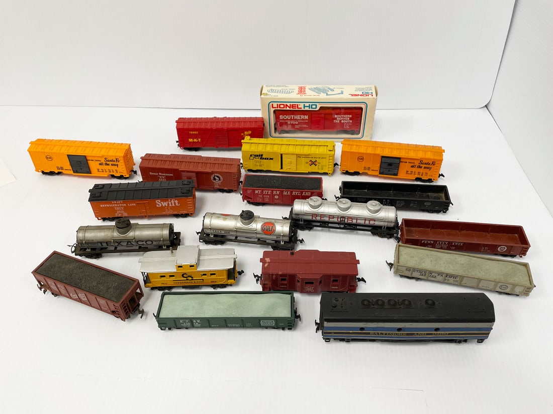 Vintage HO Scale Trains Grouping: Nineteen piece vintage HO scale trains grouping, A.C Gilbert Co. American Flyer #33616 Chesapeake and Ohio caboose, Crown Model Products #C151 Republic Triple Dome tank car, #C152 Southern Pacific gon