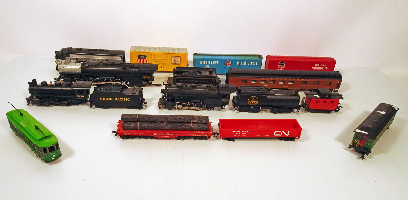 Vintage Bachmann HO Scale Trains Grouping (1 of 2)