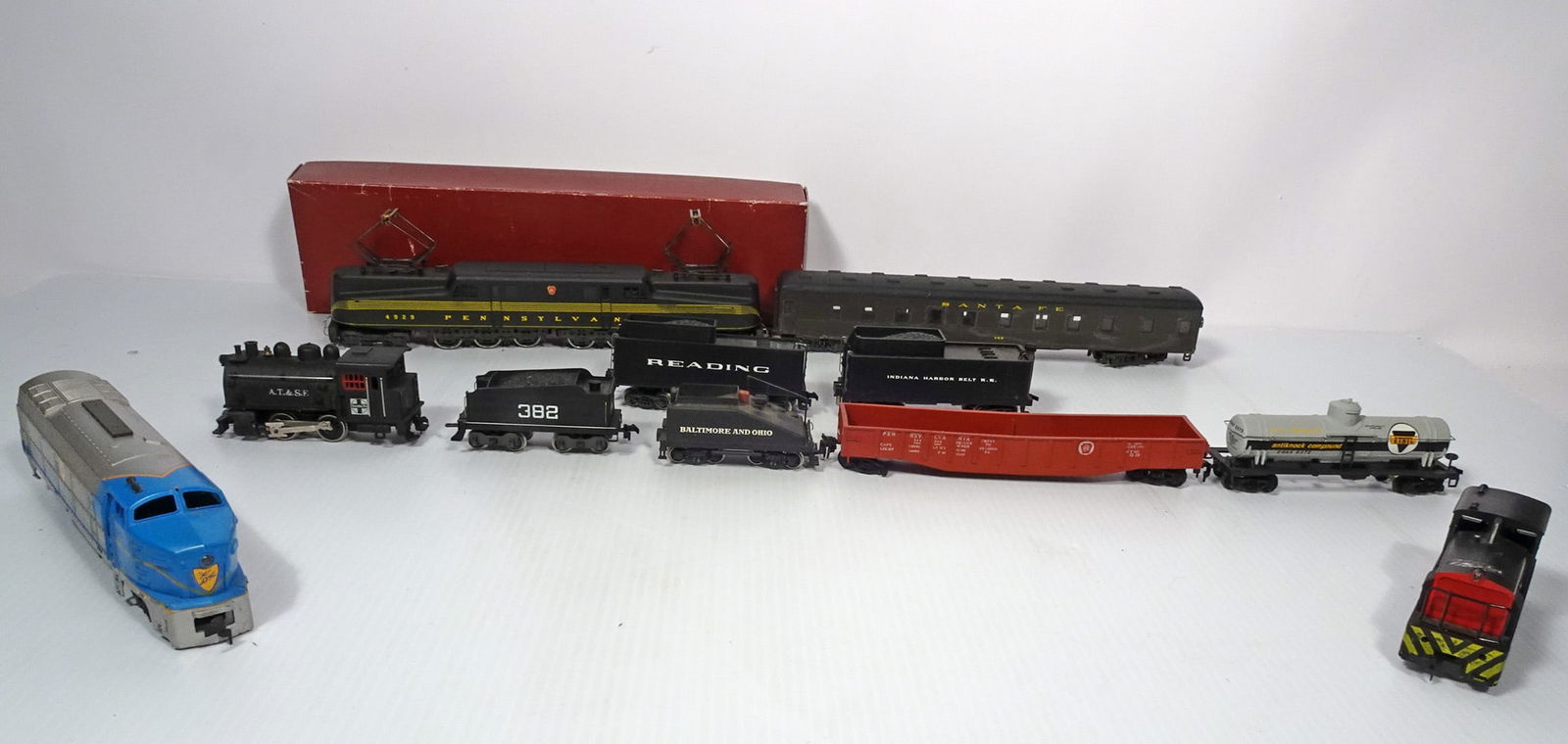 Vintage HO Scale Trains Grouping (1 of 1)