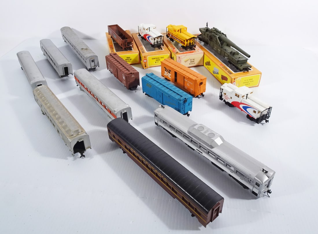 Assorted Vintage HO Scale Trains Grouping: Fifteen piece assorted vintage HO scale trains grouping, Athearn Inc. #75 Lizard Creek and Longswamp Streamlined passenger car, Con-Cor International #4527 Pennsylvania Railroad passenger car and #426
