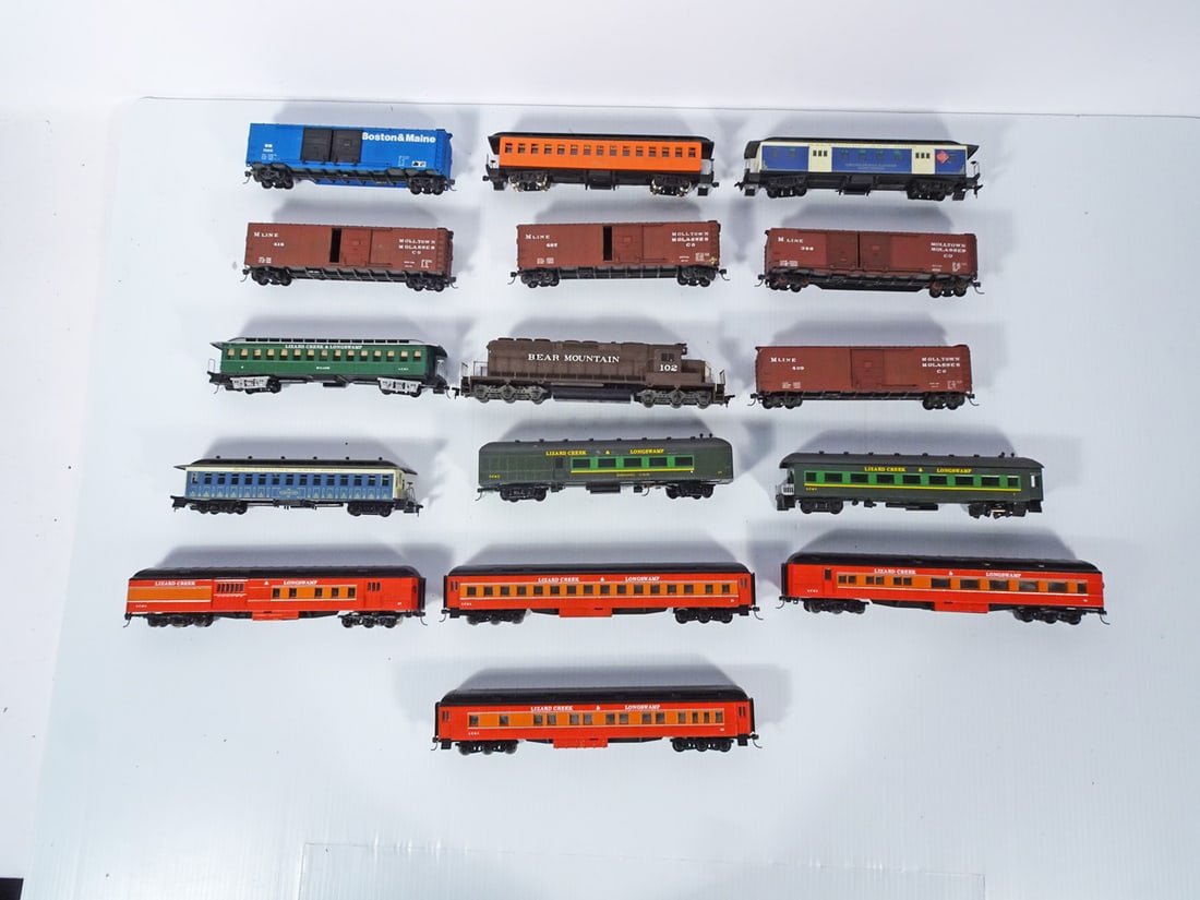 Unknown Manufactured HO Scale Trains Grouping (1 of 1)