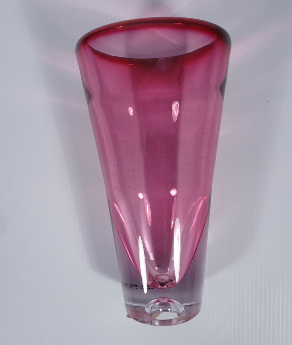 Kosta Boda Glass Sound Vase Pink: Kosta Boda Swedish glass Sound Vase Pink, designed by Goran Warff, signed on underside of base Kosta Boda G. Warff 7040370 and on body with KOSTA BODA SINCE 1742 label, original retail tags attached t