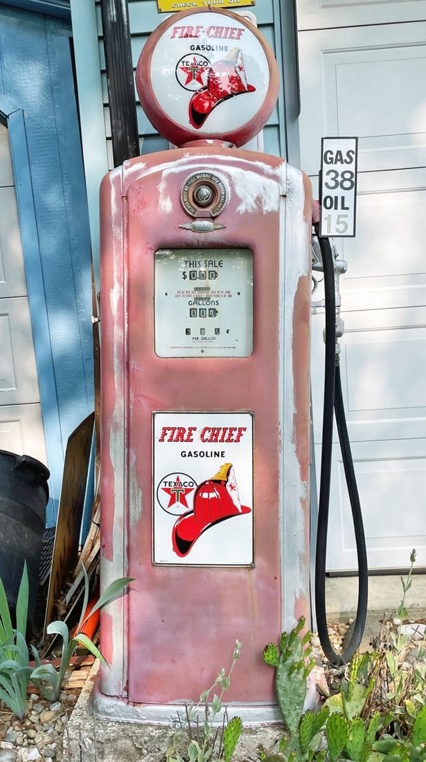 Vintage Bennett Model 646 Gas Pump (1 of 2)