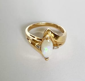 10K Gold Opal Ring