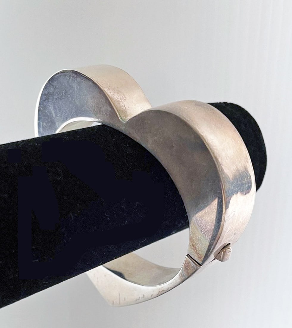 Brenda Schoenfeld Sterling Heart Cuff: Brenda Schoenfeld hinged sterling heart cuff, stamped Brenda Schoenfeld 1992 Mexico 925, has safety catch, 7" inside circumference, 69.4 grams