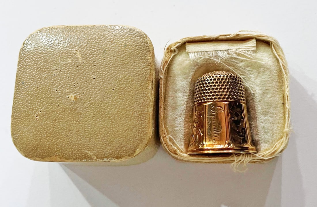 Gold Thimble: Gold thimble (tests 14k) in case, engraved Olive 1880 Grandlla 10 to, not stamped, 20mm x 18mm diameter, 4.3 grams