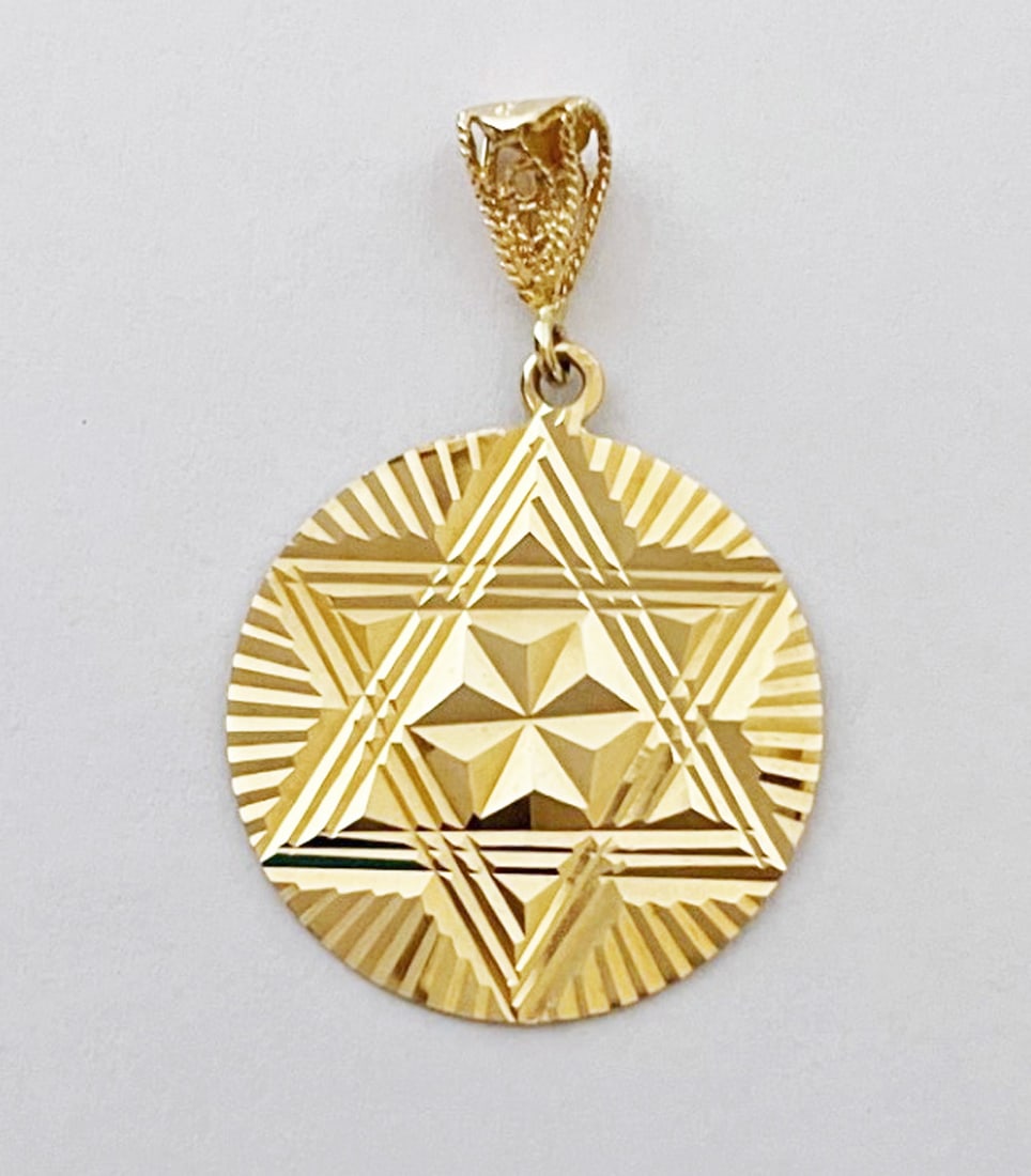 14k Gold Star of David Pendant: 14k gold Star of David pendant, round pendant measures 7/8" in diameter, rayed design on back, filigree bale stamped 14k ARR, weight 1.5 grams