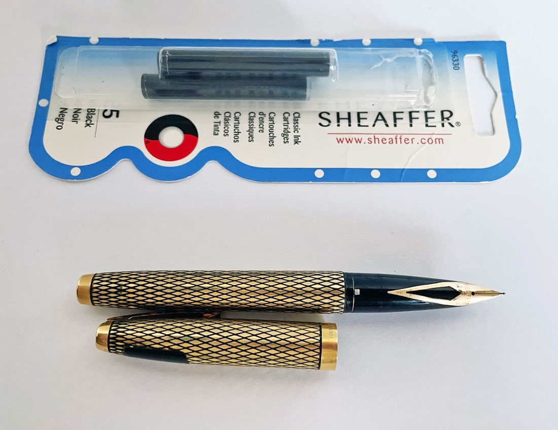 Sheaffer Gold Filled Fountain Pen: Sheaffer gold filled fountain pen, gold filled case with black cross hatching, 14k gold nib, 5 1/8" long, marked 14k G.F. Casing Sheaffer U.S.A., mid 20th century, includes three black ink cartridges 