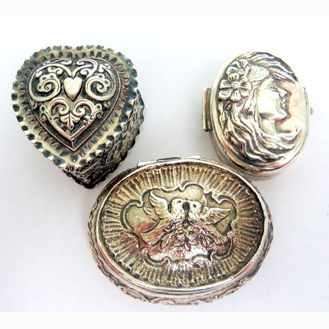 Three silver pill boxes, oval snuff box, repousse loveb: Three silver pill boxes, oval snuff box, repousse lovebirds on hinged lid, hallmarked on bottom Sterling London 1822 and later, 3/4" high x 1 3/4" across x 1 1/2" deep, heart shaped repousse box, Ches