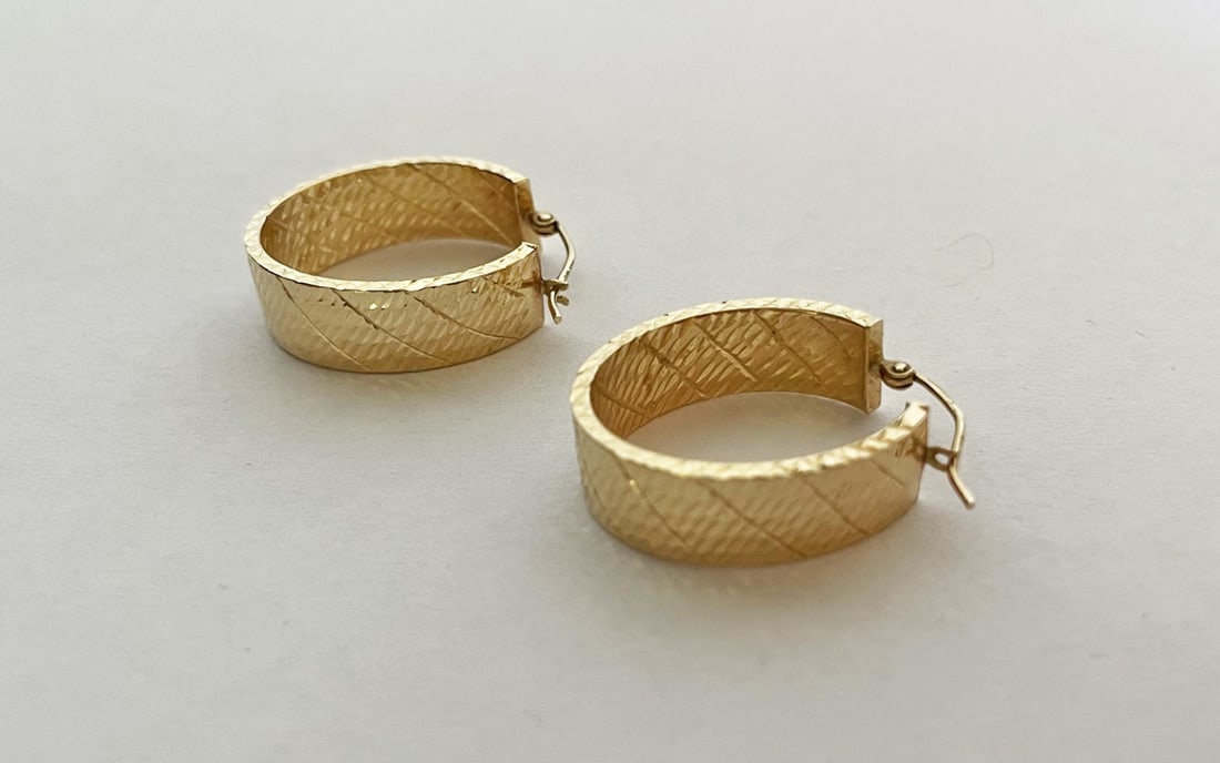 Textured 14k Gold Oval Hoop Earrings (1 of 2)