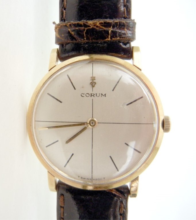 Man's Corum 18k gold cased wristwatch, case measures 1 : Man's Corum 18k gold cased wristwatch, case measures 1 1/4" in diameter, adjustable crocodile band, case marked 18k on back, mid 20th C.