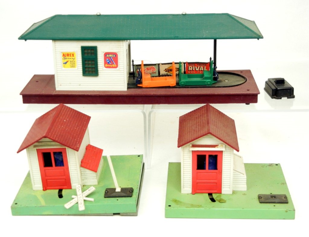 Lionel train buildings: Lionel train buildings including two No. 45 automatic gatemen, and No. 356 automatic freight station with two baggage carts and controller