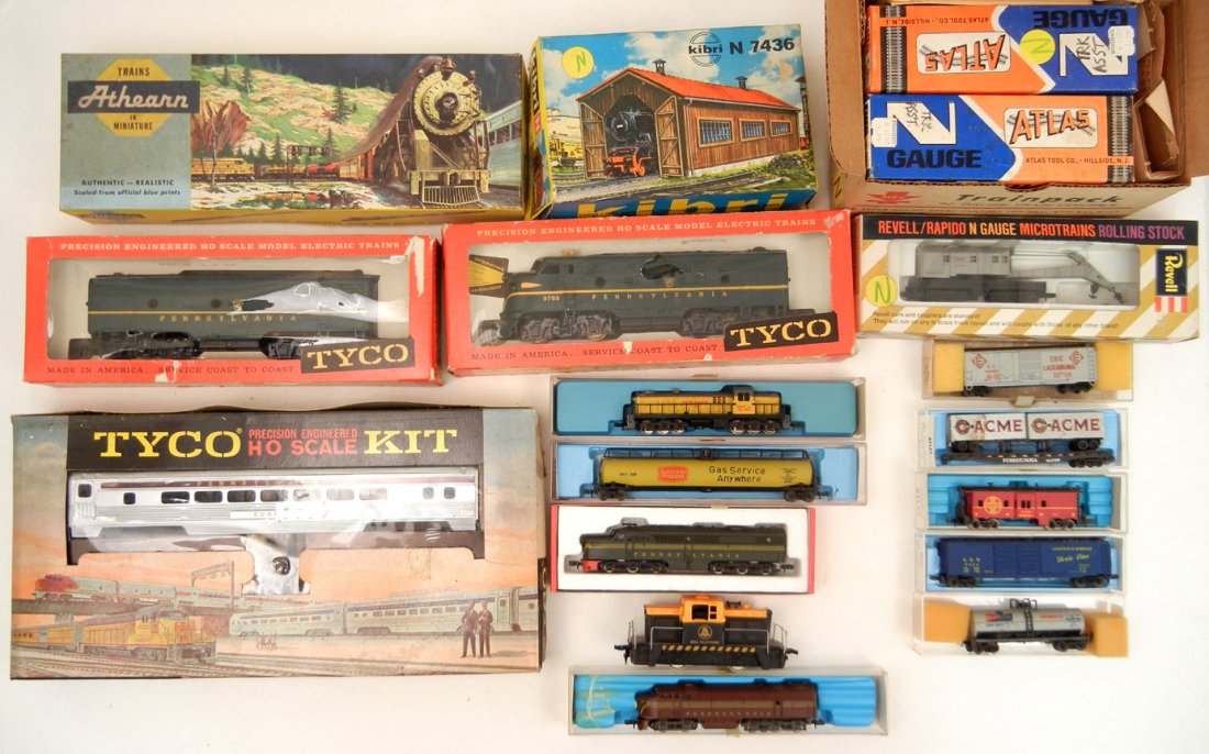 Collection of sixteen N gauge and H.O. gauge trains and: Collection of sixteen N gauge and H.O. gauge trains and track, all in original boxes, including Tyco, Athearn, Kibri N 7436 Station, Revell, Con-Cor, and Atlas