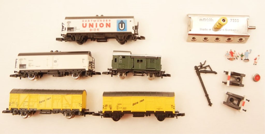 Five Marklin Z gauge freight cars: Five Marklin Z gauge freight cars, with miniature figures