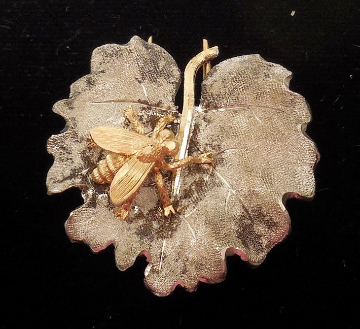 Buccellati signed sterling and 14k gold insect pin: Buccellati sterling silver and 14k gold clip, trembler on leaf, sterling silver enameled leaf, insect and pin are 14k gold, 1" diameter, signed M. Buccellati Italy 1000, weight 7.0 grams/4.5 dwt, earl