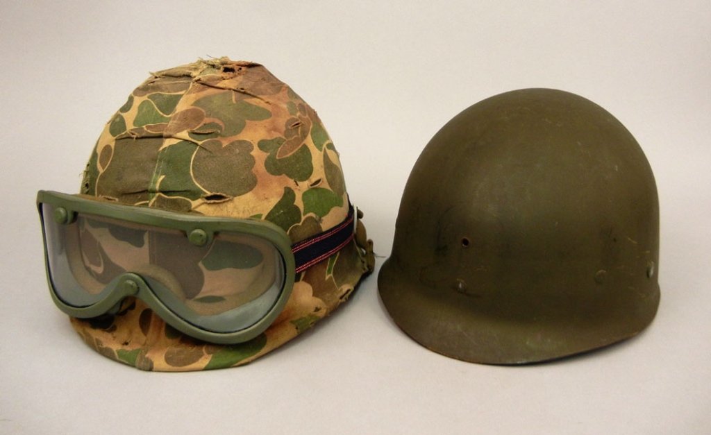 Argentina M1 helmet with liner: Argentina M1 helmet with liner, Falkland War Argentine made helmet cover with civilian goggles, leather sweatband marked Mendoza