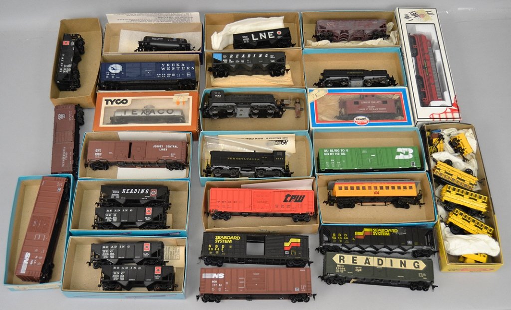 Grouping of HO scale trains: Grouping of HO scale trains, includes Tyco, Bachmann, Stewart Hobbies, Model Power, Athearn, some in boxes