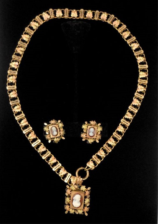 Victorian gold filled cameo necklace: Victorian gold filled cameo necklace and earrings set, fancy link chain with rose gold filled leaves, 19" long, 1 1/2" long cameo pendant with carved agate cameo, glass locket on reverse, locket can b