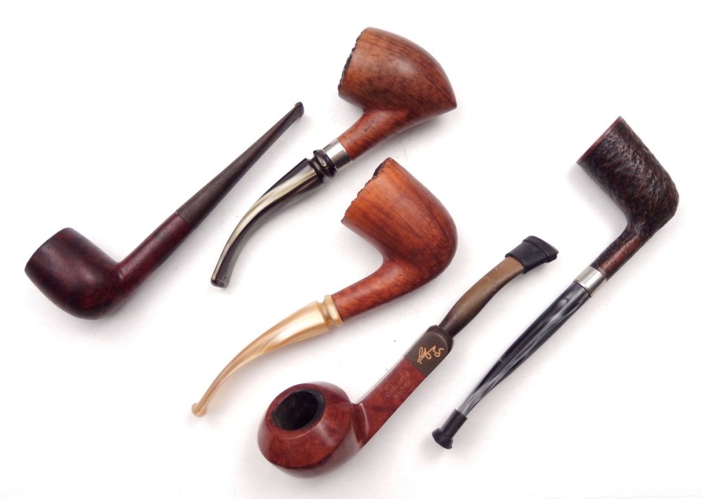 Five carved wooden pipes: Five carved wooden pipes, includes Dunhill Bruyere 111 F/T, England, Richard Carleton Hacker Signature Edition 2002, signed, England, Celius Root Queen, Denmark, Celius Crafted Queen, Denmark, and one
