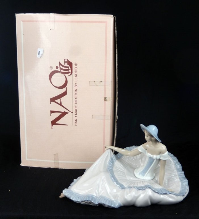 Nao by Lladro seated lady with original box (1 of 4)
