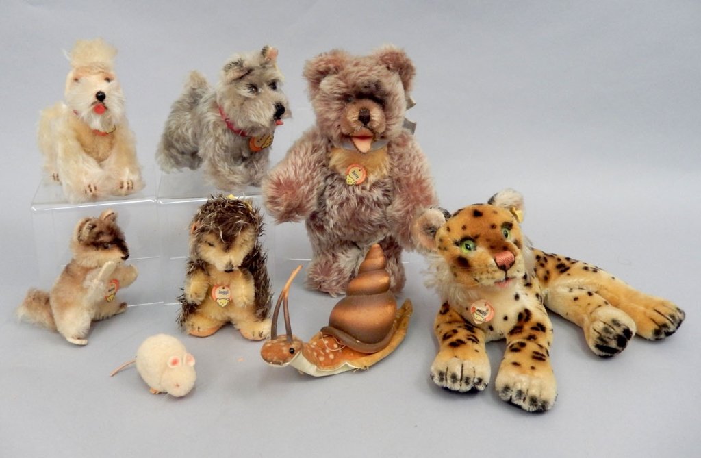Grouping of Steiff animals, most with tags and buttons (1 of 5)