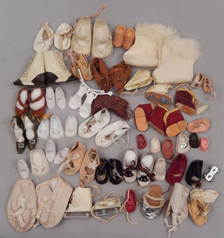 Grouping of vintage and antique doll shoes (1 of 5)