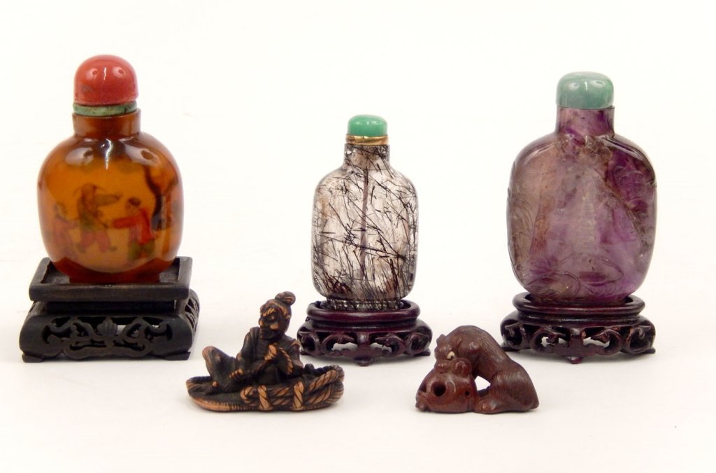 Snuff bottles and netsuke grouping (1 of 10)
