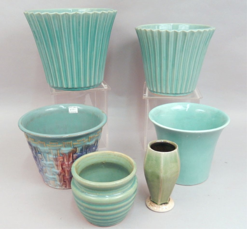 Grouping of art pottery (1 of 5)