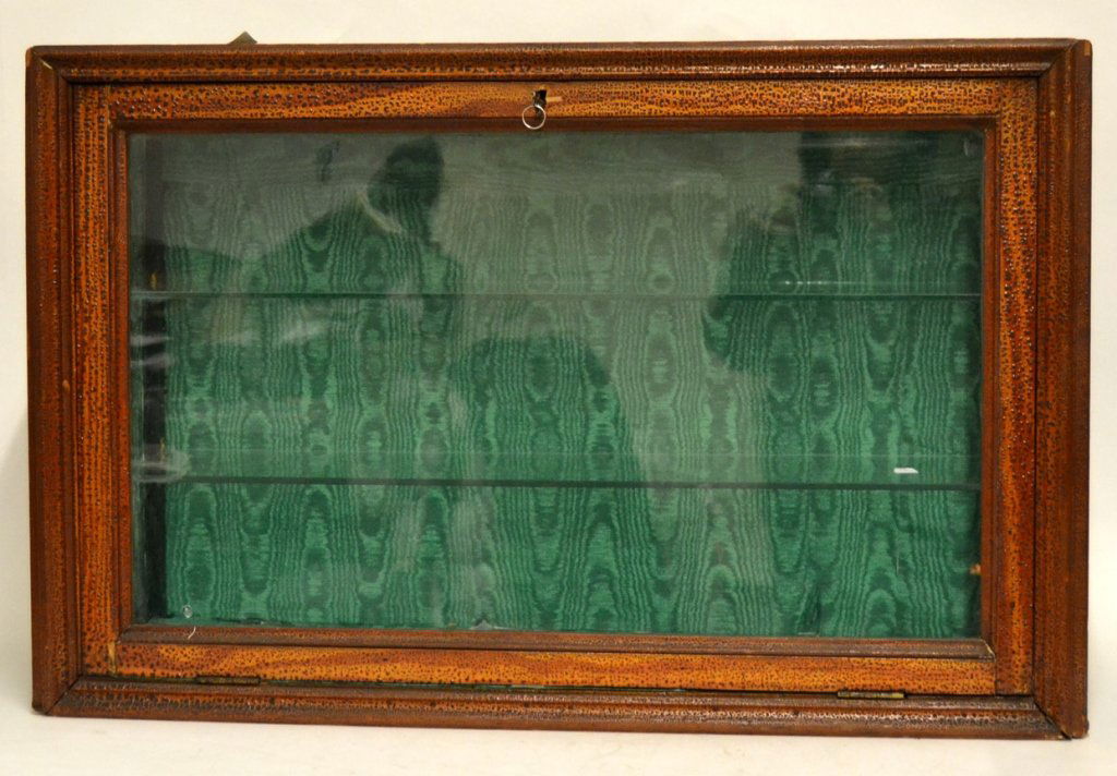 Tabletop showcase (1 of 3)