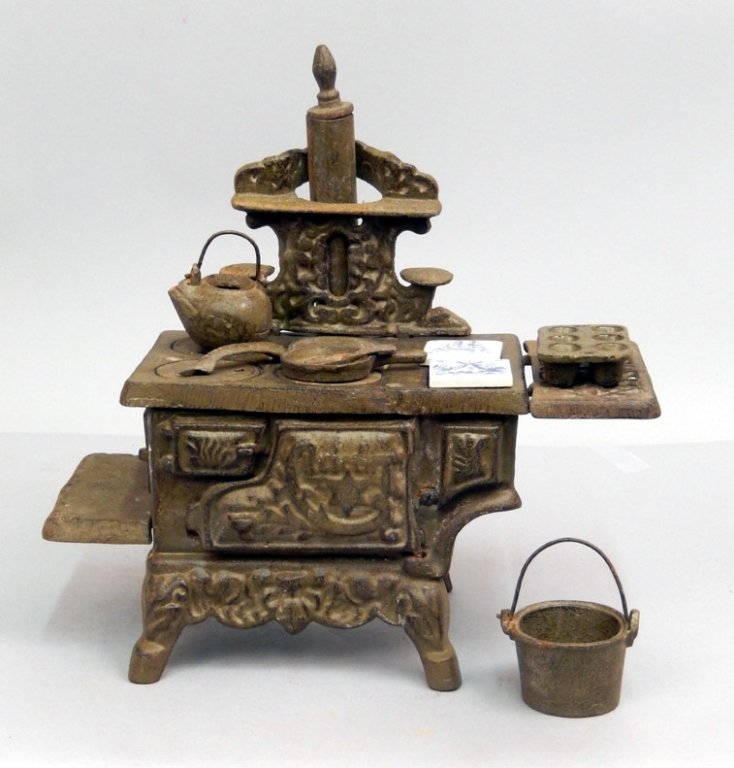Crescent cast iron salesman sample stove (1 of 3)