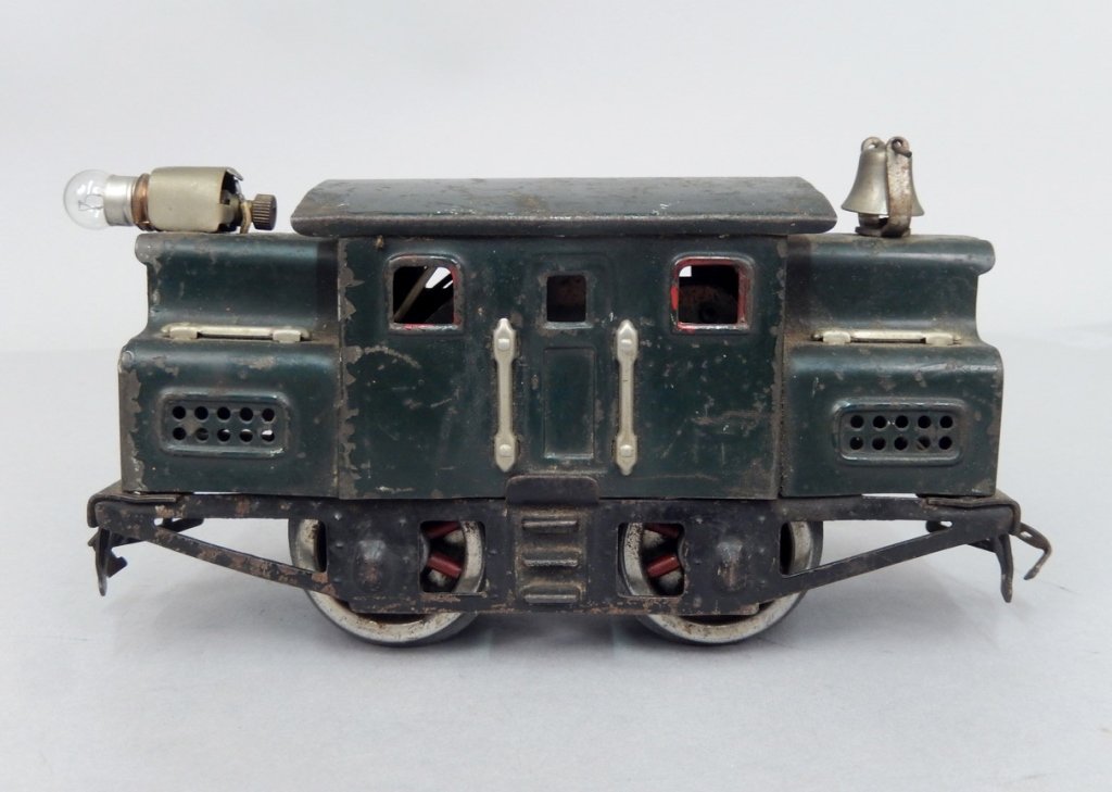 Lionel prewar standard gauge No. 152 engine (1 of 3)