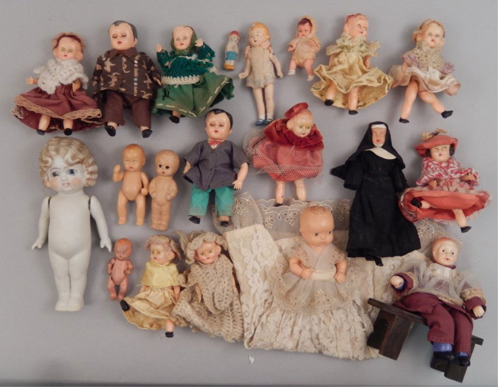 Collection of assorted small dolls (1 of 5)