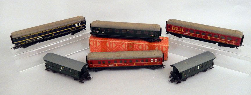 Six Marklin HO scale coach cars (1 of 8)