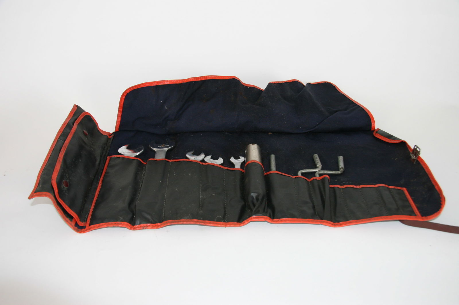 Aston Martin DB5 tool kit (1 of 4)