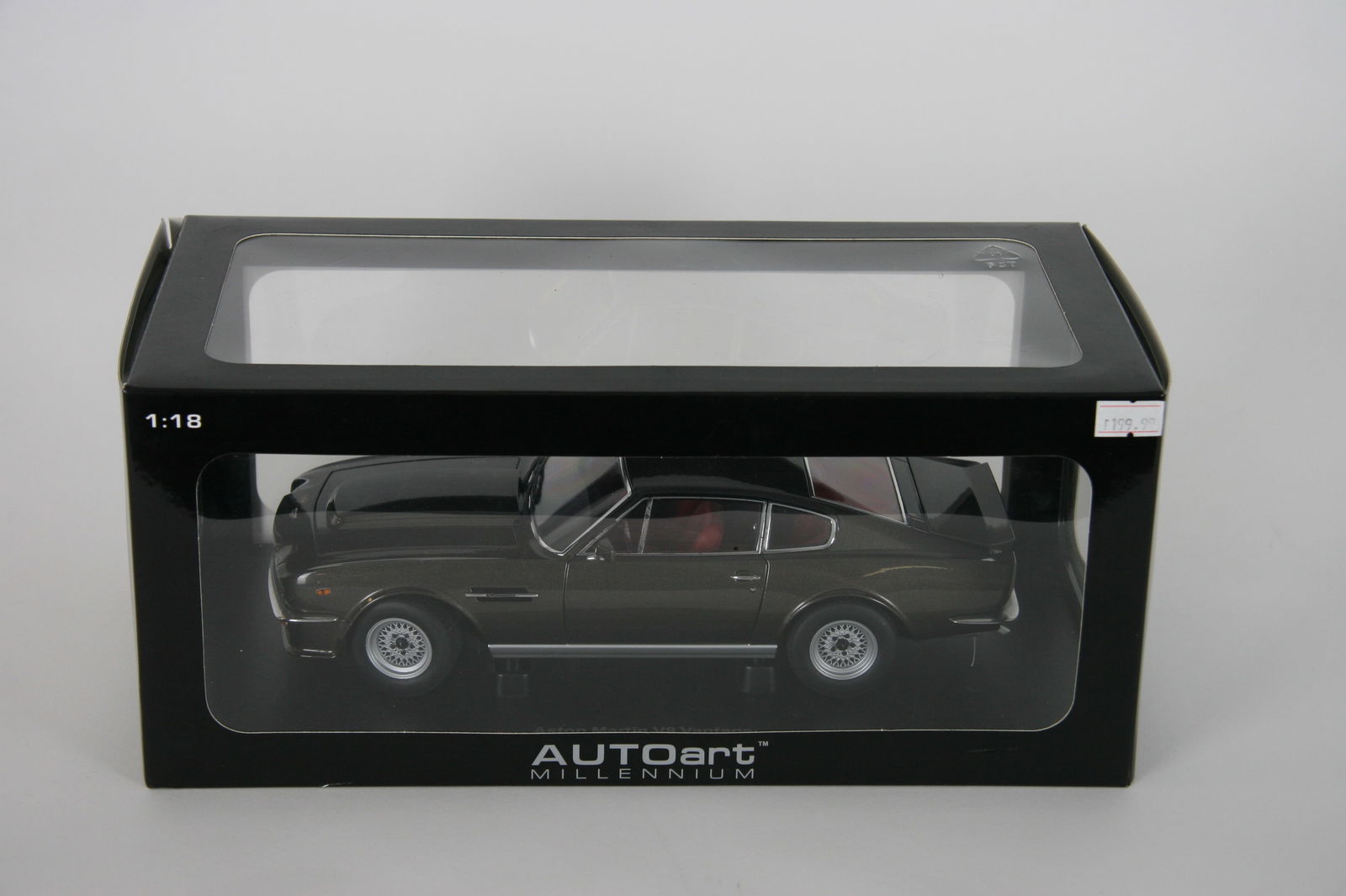 Autoart Aston Martin V8 Vantage 1:18 model (1 of 3)