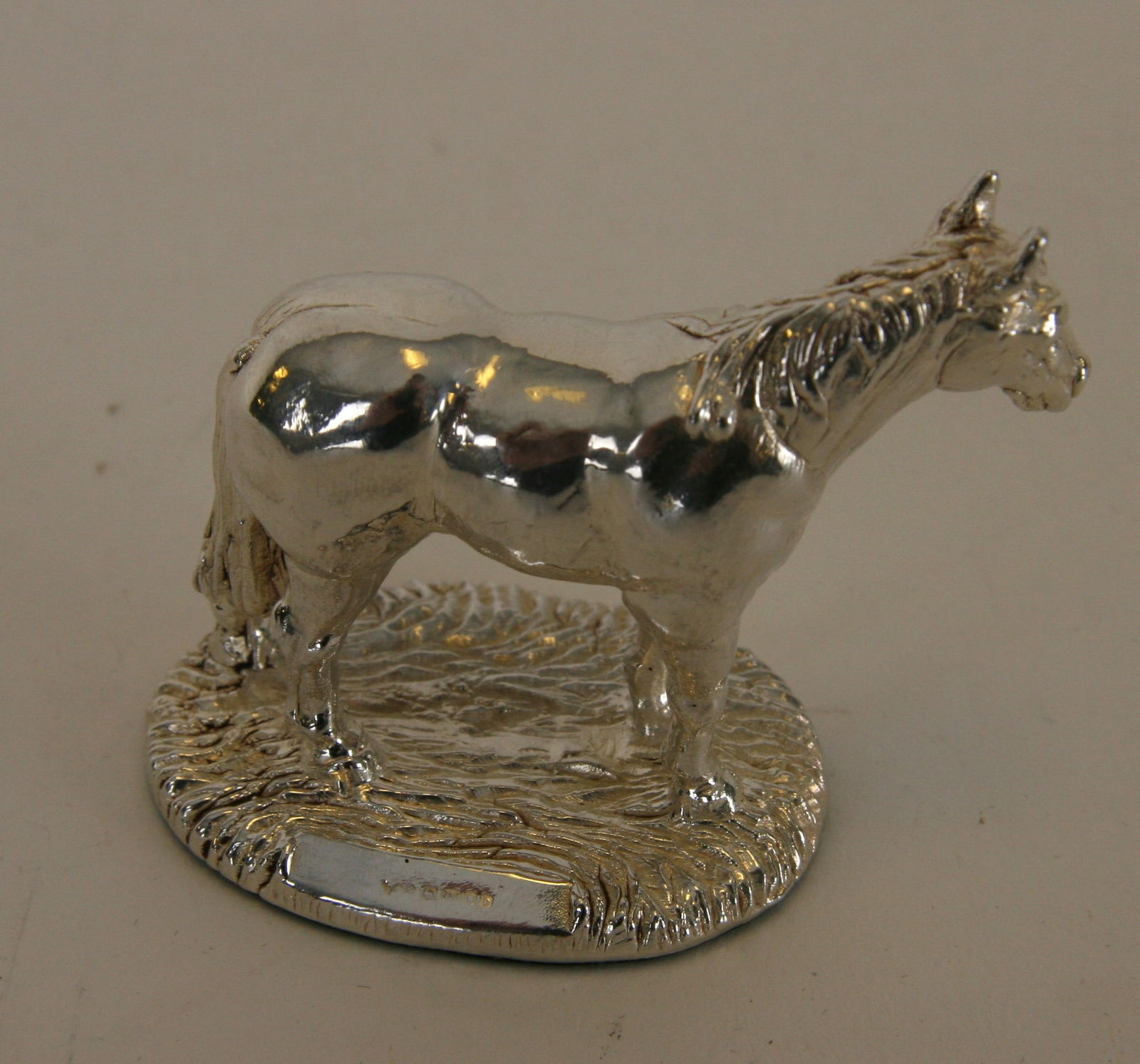 Small solid silver horse by Anthony Holt silversmiths (1 of 2)