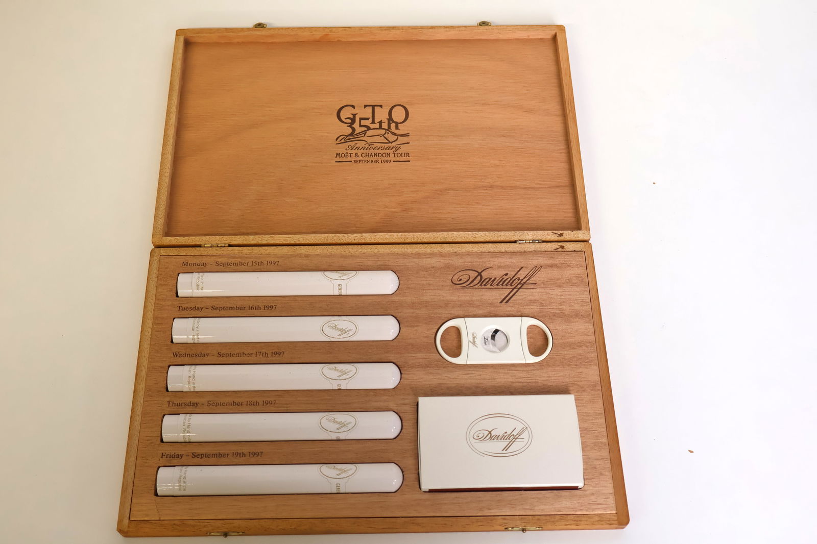 Davidoff Ferrari 250 GTO cigar presentation box (1 of 2)