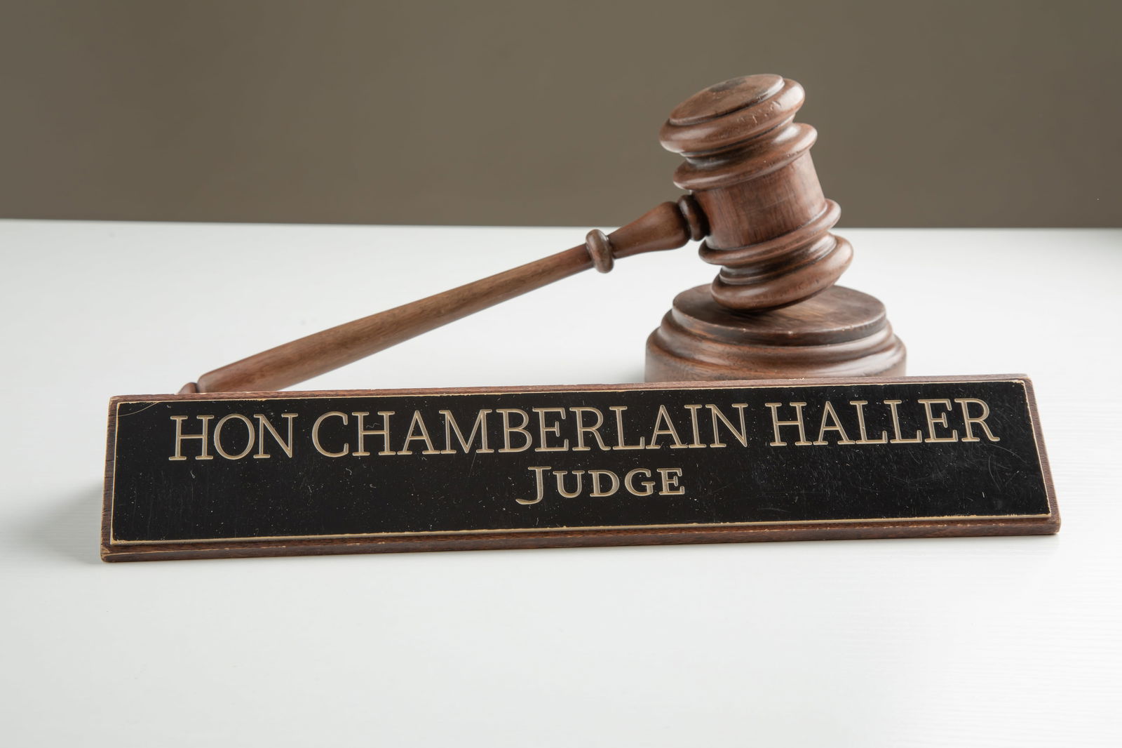 Judge’s Gavel And Nameplate From “My Cousin Vinny” : ‘Judge Chamberlain Haller’s’ (Fred Gwynne) nameplate and gavel from Jonathan Lynn’s 1992 crime-comedy “My Cousin Vinny”. Judge Chamberlain Haller was the judge duri