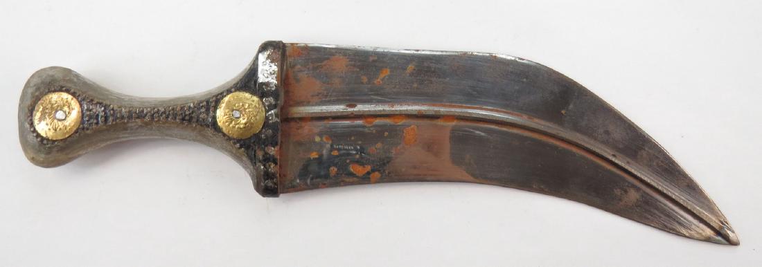 AN ARAB KHANJAR DAGGER: With horn grip and broad, curved blade. 20th century. Blade rusted._x000D_ Overall length 32 cm. Condition IV_x000D_