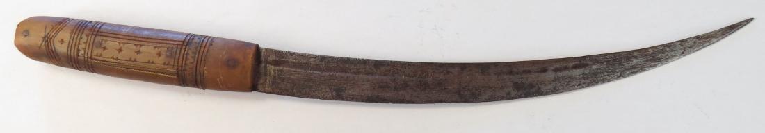 AN ARAB SHAFFRA DAGGER: The characteristic horn grip incised with geometrical motifs, the curved, single-edged blade with engraved vine motif. 19th century. Worn. 42,5cm Condition III