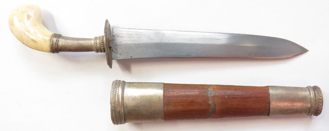 A MORO GUNONG DAGGER (1 of 3)